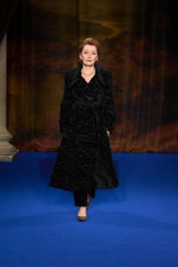 Lesley Manville indossa un trench in velluto jacquard vine, pantaloni sartoriali neri e décolleté cameo Burberry Check in brush brown.