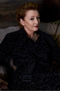 Lesley Manville indossa un trench in velluto color Vine e un body in maglia a nido d'ape