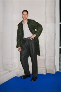 Nicholas Hoult alla sfilata Inverno 2025 di Burberry