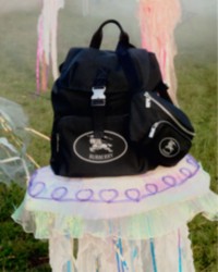 Aufnahme des schwarzen Rucksacks „Orkney“ mit Überschlagverschluss