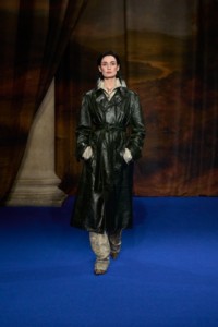 Erin O'Connor indossa un trench in pelle moat green, camicia e pantaloni stile pigiama jacquard in seta girasole taupe beige e décolleté Cameo in cotone Burberry Check brush brown.